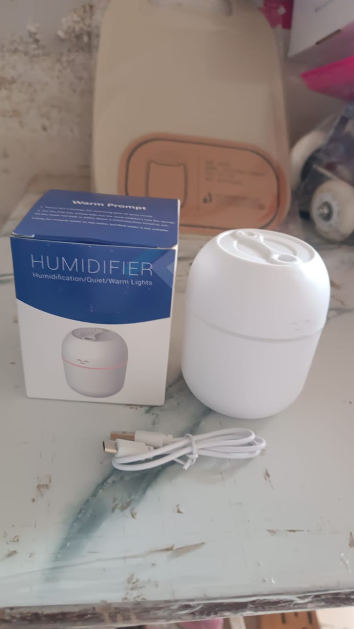 Portable Mini USB Humidifier with Light, Cool Mist & Essential Oil Diffuser (250ML) Portable Mini USB Humidifier with Light, Cool Mist & Essential Oil Diffuser (250ML)